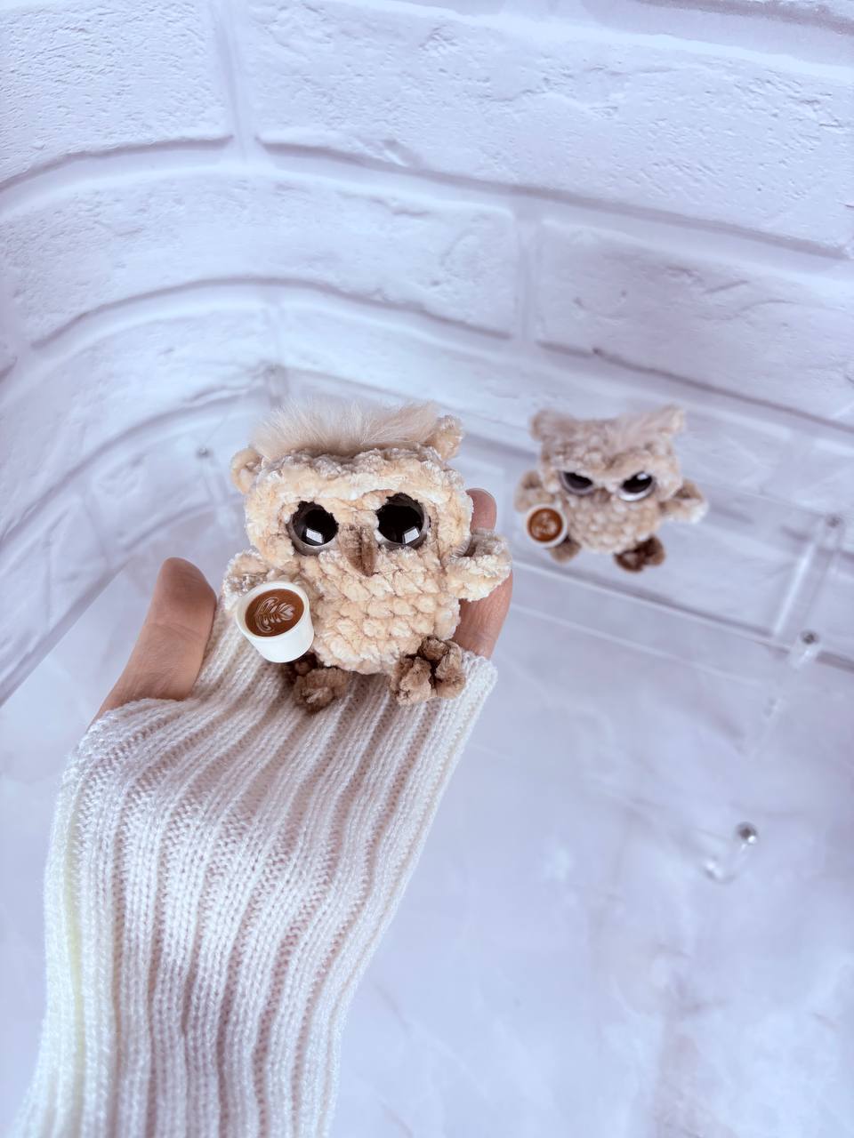Вязаная сова с чашкой кофе бежевая