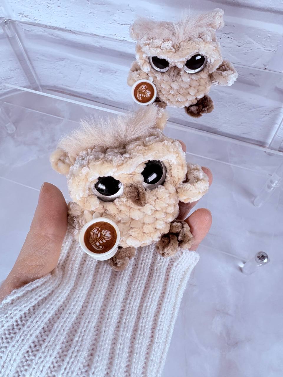 Вязаная сова с чашкой кофе бежевая