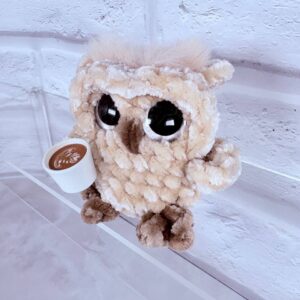 Вязаная сова с чашкой кофе бежевая
