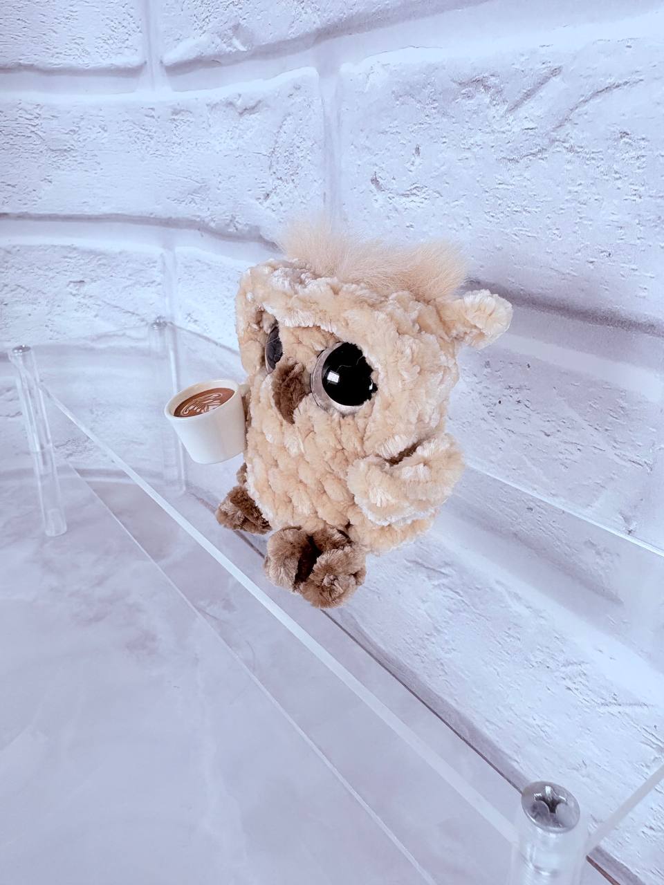 Вязаная сова с чашкой кофе бежевая