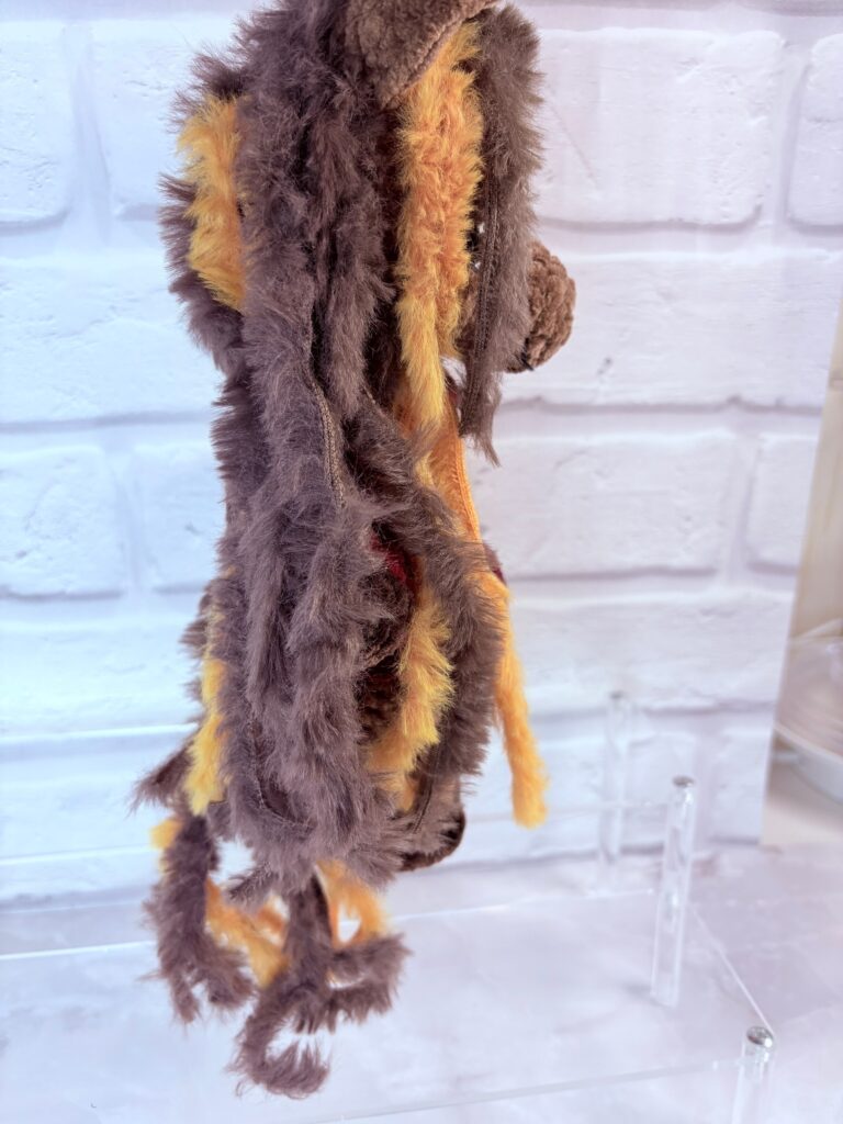Лошадка Молли в бордовом платье