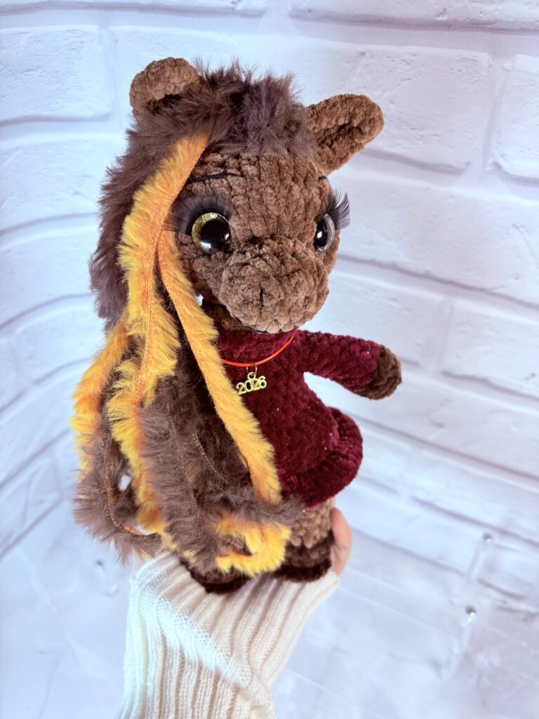 Лошадка Молли в бордовом платье