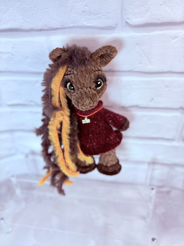 Лошадка Молли в бордовом платье