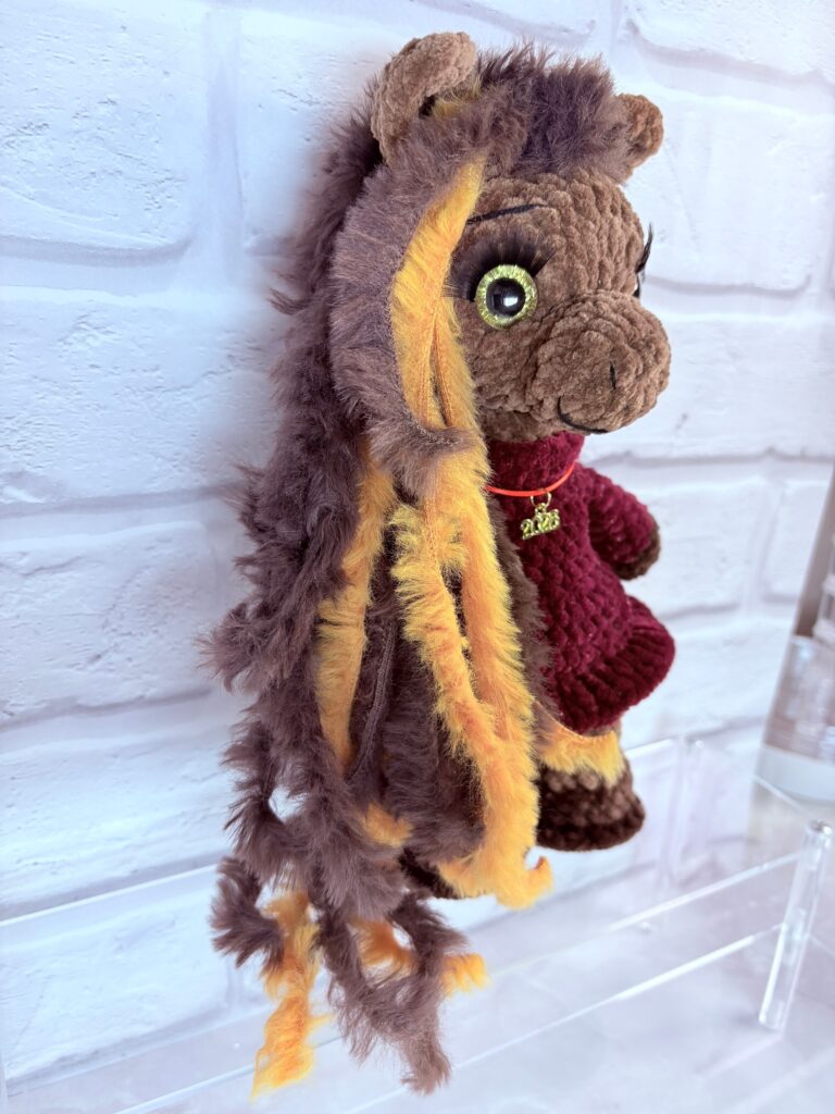 Лошадка Молли в бордовом платье