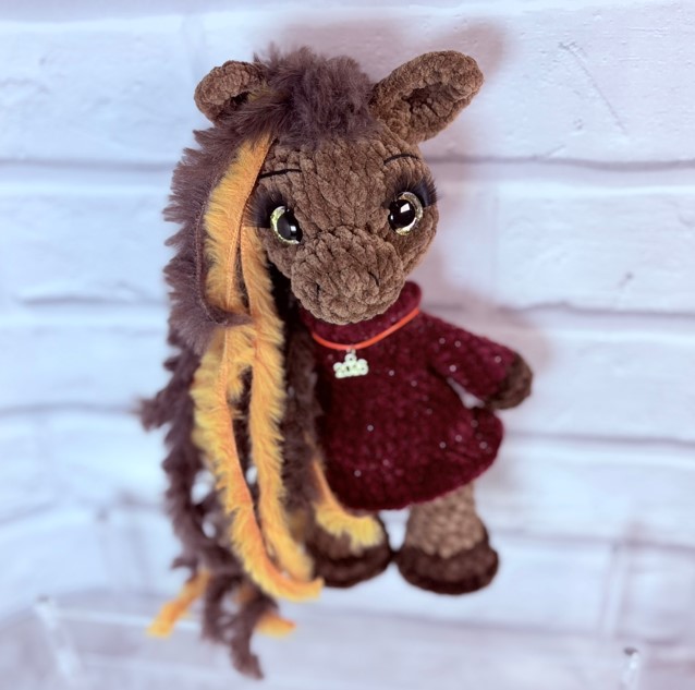 Лошадка Молли в бордовом платье