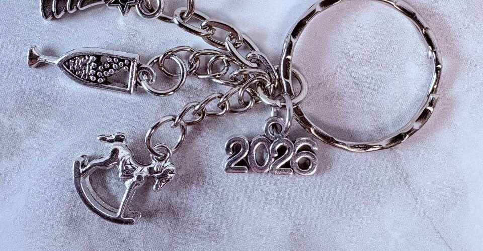 Новогодний подарочный брелок 2026