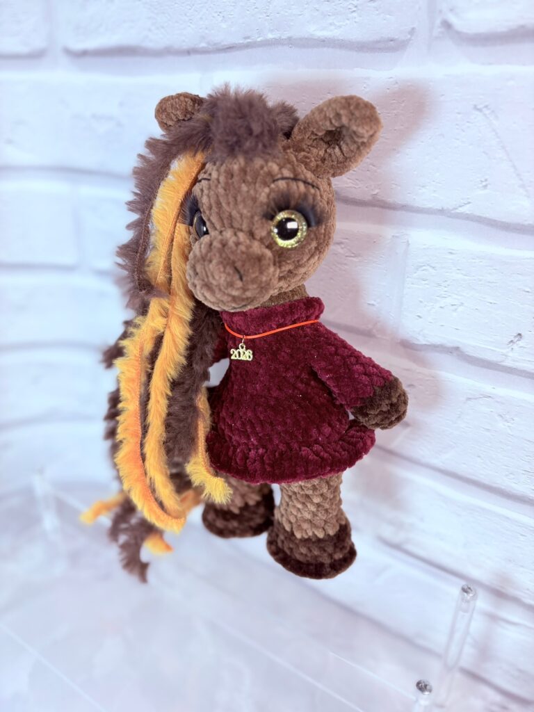 Лошадка Молли в бордовом платье