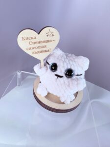 белая кошка с голубыми глазами