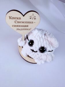 белая кошка с голубыми глазами