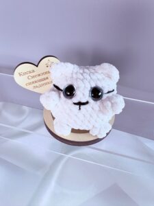 белая кошка с голубыми глазами