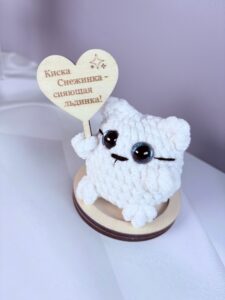 белая кошка с голубыми глазами