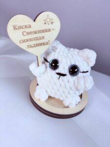 белая кошка с голубыми глазами