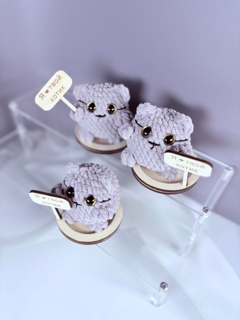 серый британский кот фигурка