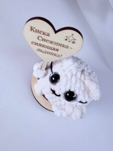 белая кошка с голубыми глазами