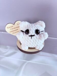 белая кошка с голубыми глазами