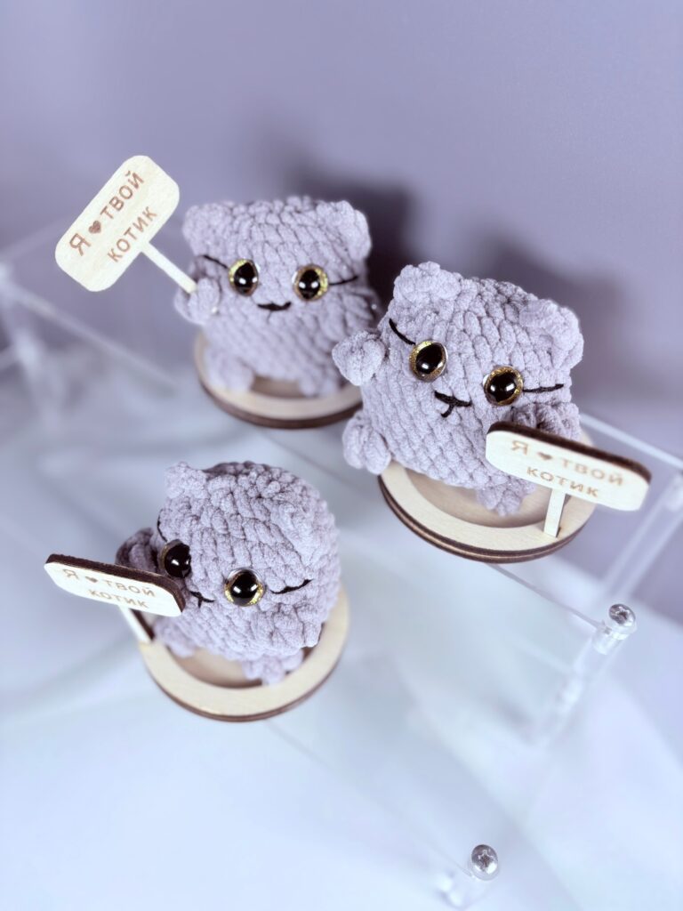 серый британский кот фигурка