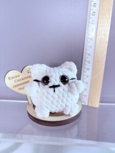белая кошка с голубыми глазами