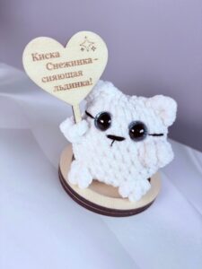 белая кошка с голубыми глазами