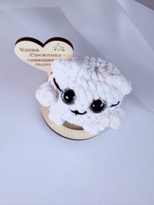 белая кошка с голубыми глазами
