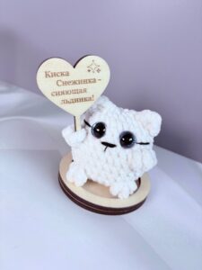 белая кошка с голубыми глазами